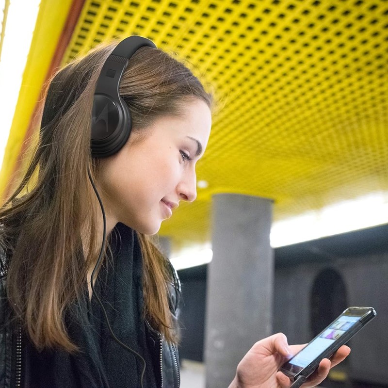 Motorola Lifestyle Pulse 120 Wireless Bluetooth Over The Ear Headphone with Mic (Black)